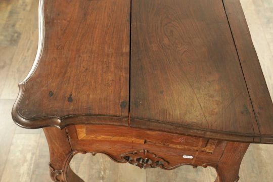 AN 18TH CENTURY ROSEWOOD ANGLO-PORTUGUESE SERPENTINE-SHAPED SIDE TABLE - Image 4 of 14