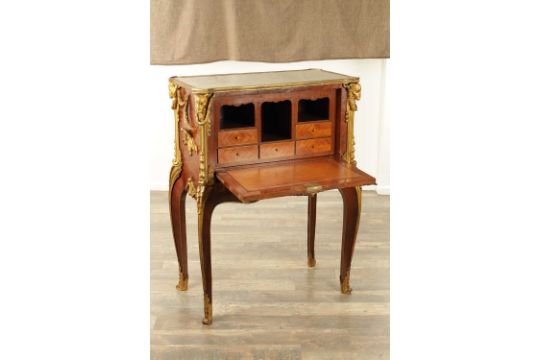 A 20TH CENTURY FRENCH ORMOLU MOUNTED KINGWOOD AND MARQUETRY INLAID SECRETAIRE CABINET - Image 9 of 10