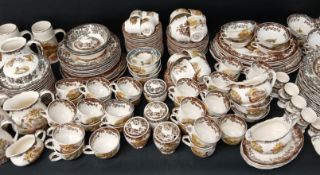 Extensive Palissy Game Series dinner  / tea service, 250+ pieces including three tier cake stands