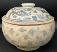 Large Chinese Swatow ceramic blue and white bowl and cover, late Ming period, made in Fukein