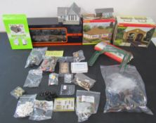 Boxed train no.757-5805, scale railway buildings including Hornby Skaledale bungalow, double