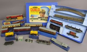 Hornby Dublo electric train EDG18 - Mail van set - restaurant car - suburban coach - restaurant