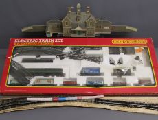 Hornby B.R. Express Freight electric train set - card station and Peco streamline track
