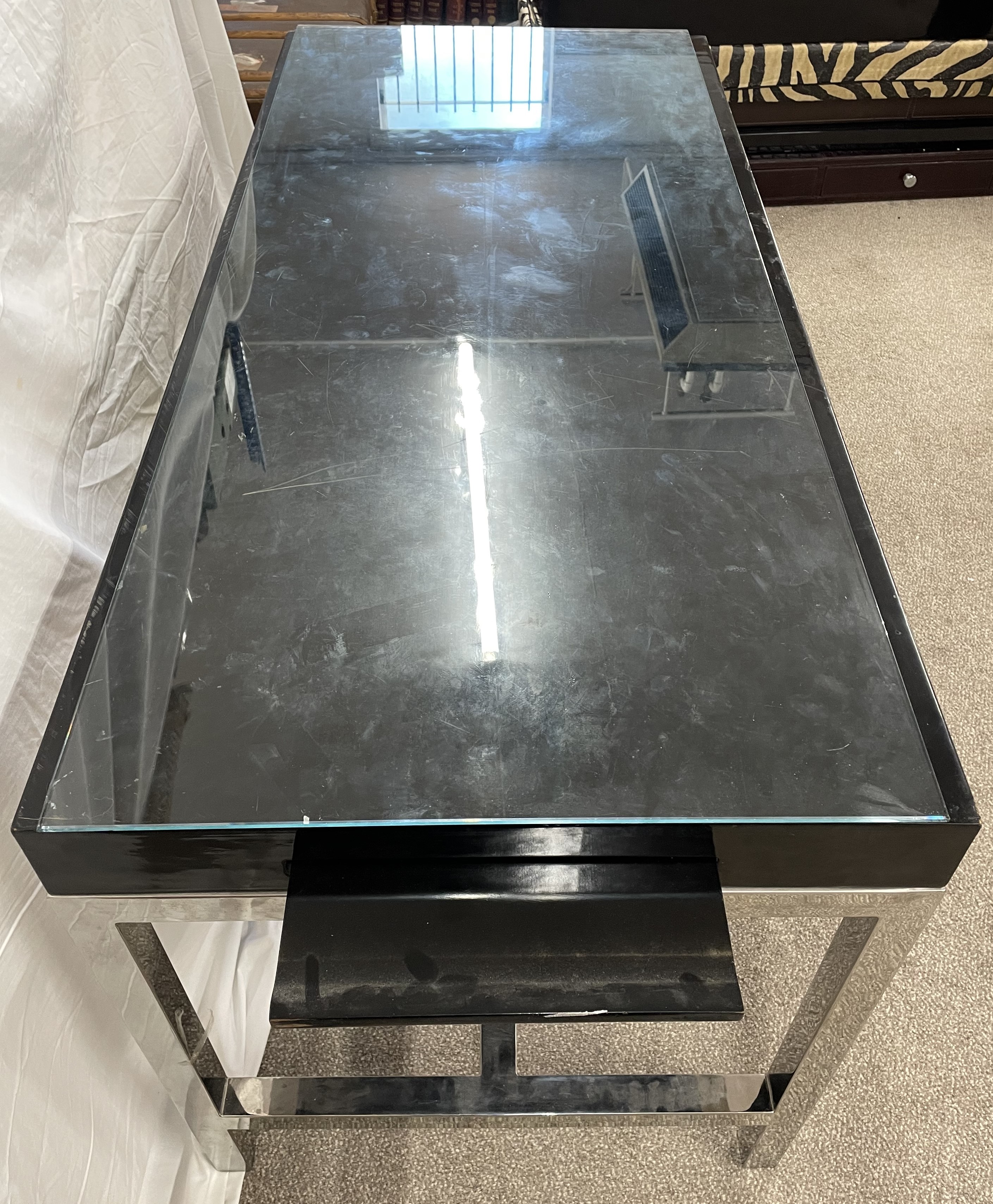 Des Table Andrew Martin chrome framed side table with lacquer top & side shelves ...