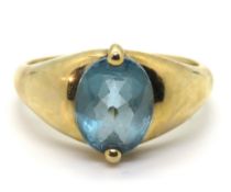 A 9ct gold topaz ring, hallmarked 375, size K-L, 2.4g.