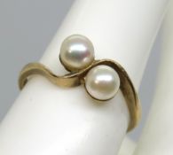 A classic 9ct gold and twin pearl twist design ring, hallmarked 375, 2g.