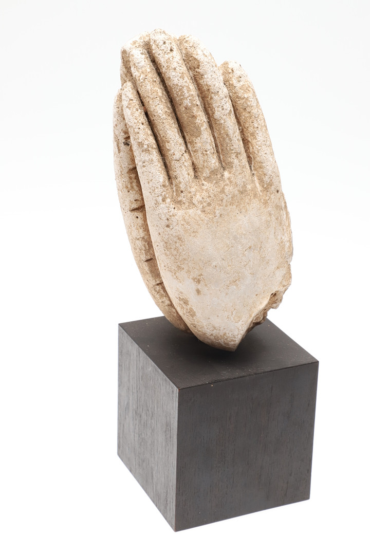 AN ANTIQUE THAI STUCCO SCULPTURE - 'THE DISCIPLE'S HANDS'. - Image 10 of 13