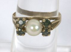Damenring, 333er Gelbgold, besetzt mit Perle und Smaragde. Ringgröße 52