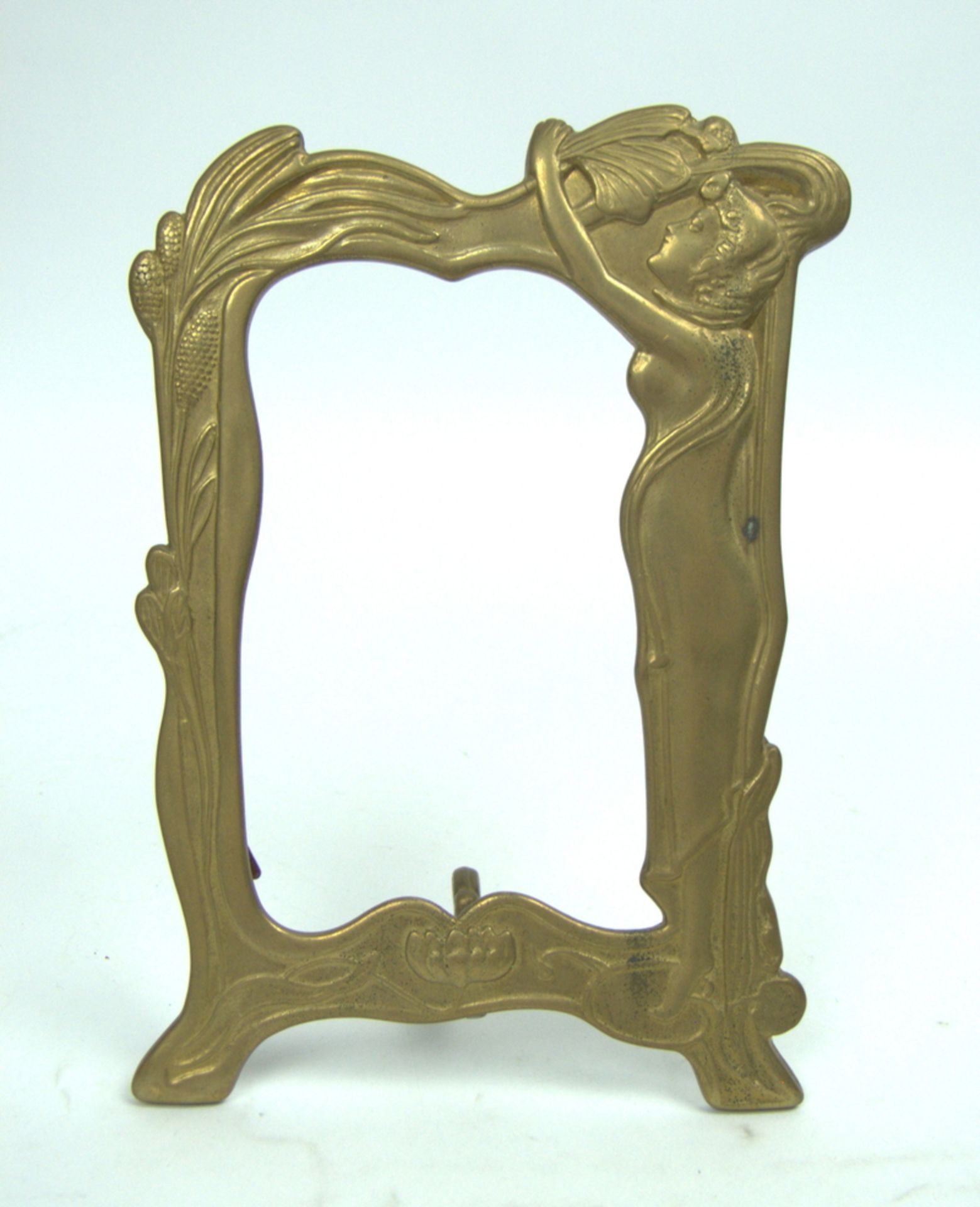 Jugendstil Bilderrahmen Aus Messing Mit Verschn rkeltem Blumenmuster jugendstil-bilderrahmen-aus-messing-mit-verschn-rkeltem-blumenmuster