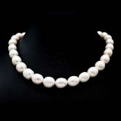 A BAROQUE PEARL SINGLE STRAND NECKLACE.
