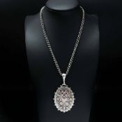 A STERLING SILVER LOCKET PENDANT AND CHAIN.