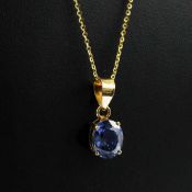 AN 18CT GOLD BLUE GEMSTONE PENDANT NECKLACE.