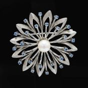 AN 8CT WHITE GOLD STAR BROOCH.