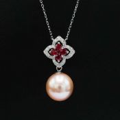 AN 18CT WHITE GOLD PENDANT.