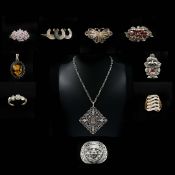 A COLLECTION OF ASSORTED JEWELLERY.