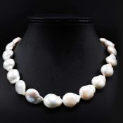 A BAROQUE PEARL NECKLACE.