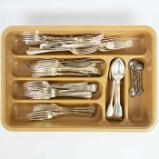 A COLLECTION OF SILVER AND SILVER PLATED FLATWARE.