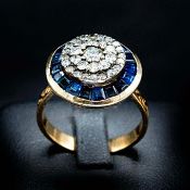 A YELLOW METAL SAPPHIRE AND DIAMOND TARGET RING.