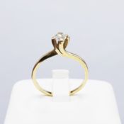 A YELLOW METAL DIAMOND SOLITAIRE RING.