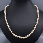A SIMULATED PEARL SINGLE STRAND NECKLACE.
