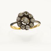 AN 18CT GOLD DIAMOND FLOWER HEAD RING.