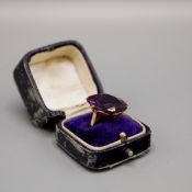 A 9CT GOLD COLOUR CHANGE SAPPHIRE DRESS RING.