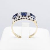 A YELLOW METAL DIAMOND AND SAPPHIRE DRESS RING.