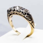 AN 18CT GOLD FIVE STONE DIAMOND RING.