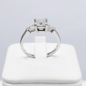 AN 18CT WHITE GOLD DIAMOND SOLITAIRE RING.