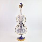 A HUNGARIAN HOLLOHAZA PORCELAIN VIOLIN DESIGNED BY ENDRE SZASZ. (d)
