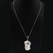 A SILVER BAROQUE PEARL AND DIAMOND PENDANT NECKLACE.