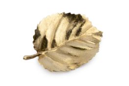 A yellow precious metal leaf brooch, length 4cm Gross weight only approximately 8.8gm (metal