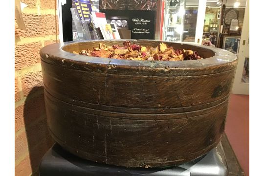 An 18th century turned elm bowl, 30cm diameter From the estate of the late Georg Wissinger (1933- - Bild 9 aus 9