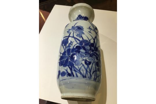 A 19th Chinese blue and white vase decorated with flowers and birds 25cm high together with a ginger - Bild 28 aus 29