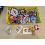 A 1973 Spider-man collectors coin on necklace, Howard the Duck 76 badge, other badges, & buttons etc