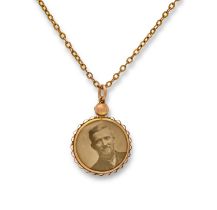 An Edwardian gold photo locket, double sided, 22mm, on gold necklet, 5.1g