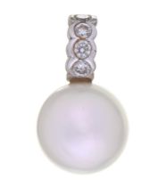 A diamond and cultured pearl pendant, early 21st c, in 18ct white gold, 25mm h, import marked
