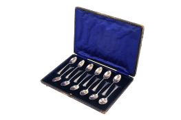 A boxed Edwardian set of twelve silver teaspoons.