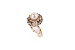 An 18ct (tested) pearl cluster ring. The central pearl of 6mm diameter.