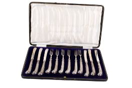 A set of George V silver handled knives and forks.