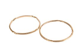 Two 9ct gold bangles. Of twisted design, both hallmarked, inner dimension circa 6.