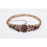 Armreif, vergoldet um 1900 mit Granaten besetzt, D 6,5 cm, Altersspuren