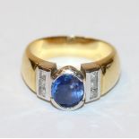 18 k Gelb- und Weißgold Ring mit 6 in Weißgold gefaßten Diamanten und blauem Farbstein, Safir ?, 9,5