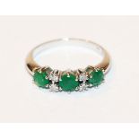 Klassischer 18 k Weißgold Ring mit 3 Smaragden und 4 Diamanten, 4 gr., Gr. 54
