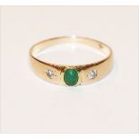 14 k Gelbgold Ring mit Smaragd, bestossen und teils matt, sowie 2 Diamanten, Gr. 56, 2,2 gr.