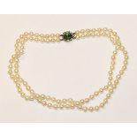 Perlen Halscollier, 2-reihig mit 18 k Weißgold Schließe, Diamantkranz mit grünem Farbstein, L 44 cm,
