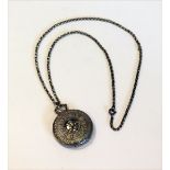 Silber Taschenuhr mit Jagddekor, D 4,5 cm, intakt, an Kette, L 64 cm, 835 Silber