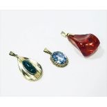 3 x 18 k Gelbgold Anhänger mit Schmucksteinen und Bernstein, 19,9 gr.