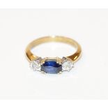 18 k Gelbgold Ring mit Safir und 2 in Weißgold gefaßten Diamanten, 4,4 gr., Gr. 55