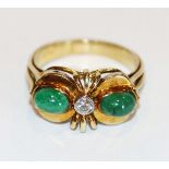 18 k geprüfter Gelbgold Ring mit kleinem Diamant und 2 Smaragden, 6,3 gr., Gr. 57